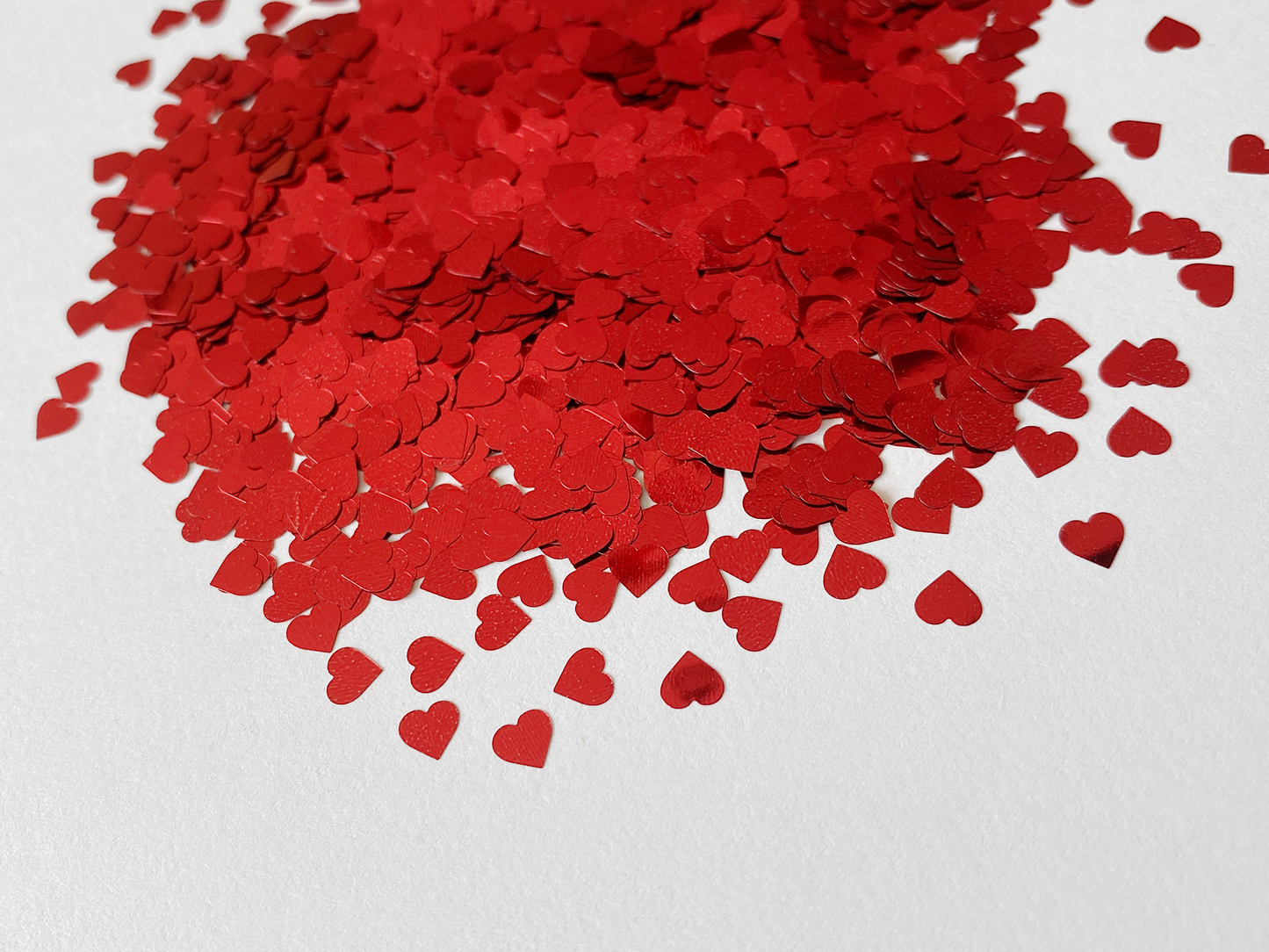 Load image into Gallery viewer, Lipstick Red Heart Glitter, 4mm
