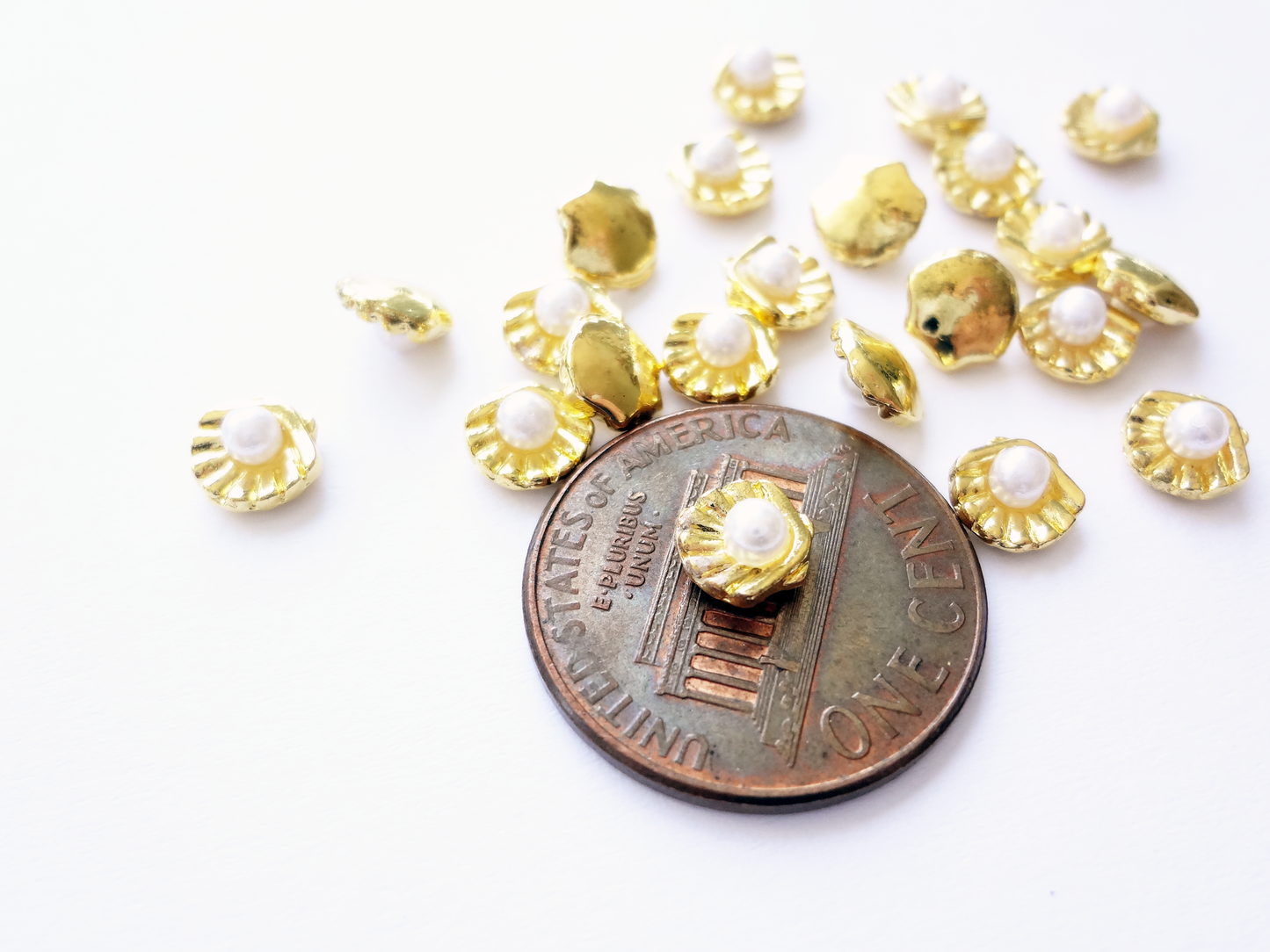Load image into Gallery viewer, 6x5mm 3D Gold Shell with Pearl
